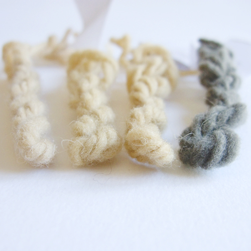 Lana teñida con acacia