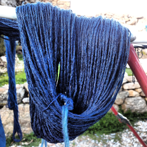 Lana teñida con índigo natural