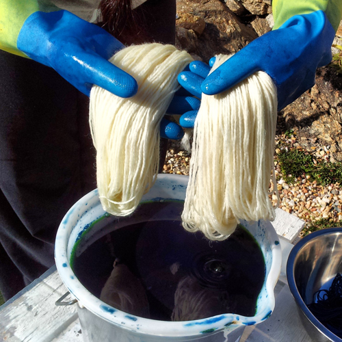 Sumergiendo la lana en el baño tintóreo