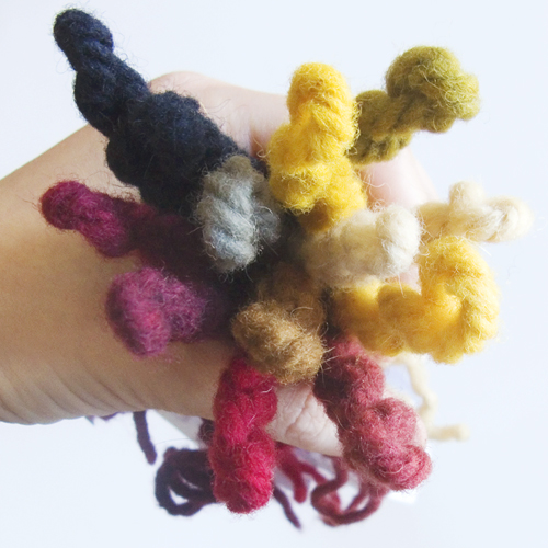 Arcoiris de lanas teñidas con  tintes naturales