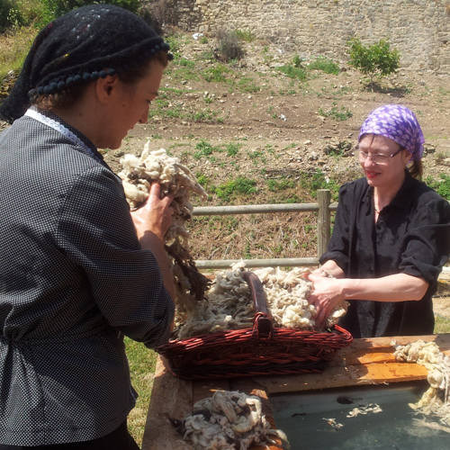 demostración de lavado de lana en la Fiesta de la Trashumancia de Oncala