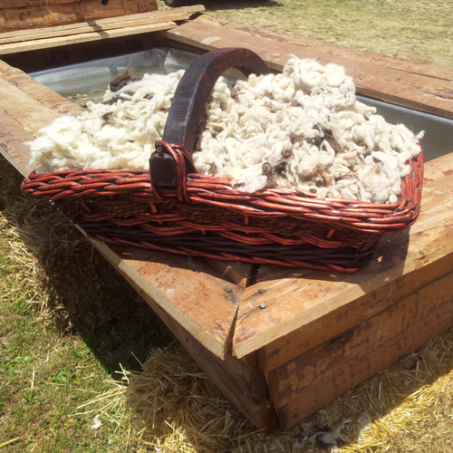 lana apunto de ser lavada en la Fiesta de la Trashumancia de Oncala